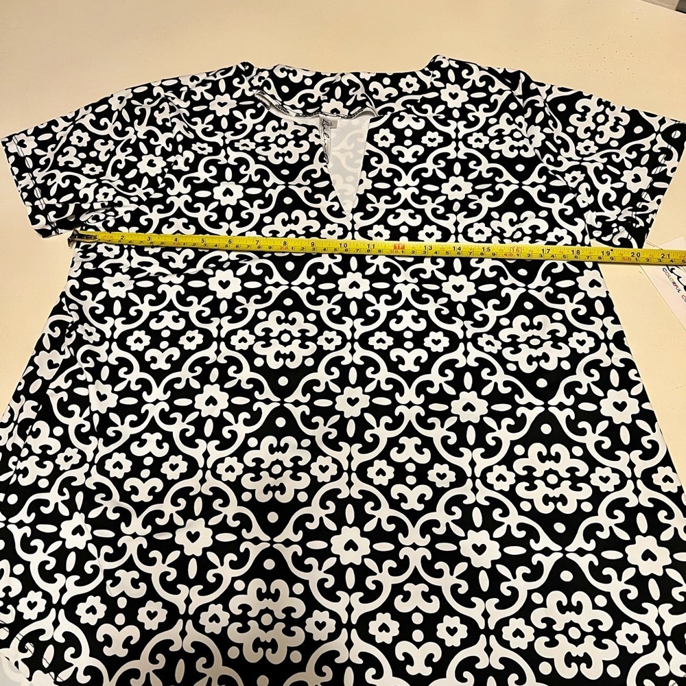 Lulu-B UPF Cooling Fabric Short Sleeve Split V-Neck Black White Print Large NWT - Picture 6 of 10